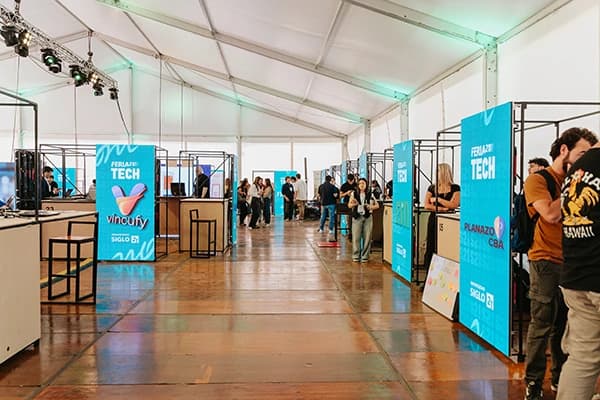 Pasillo de la Carpa Feria con los stands de los proyectos