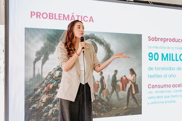 Una emprendedora presenta su proyecto en el escenario