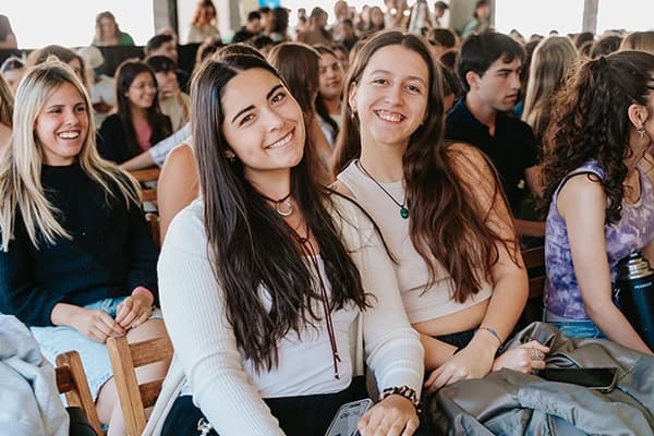 Público mirando las presentaciones